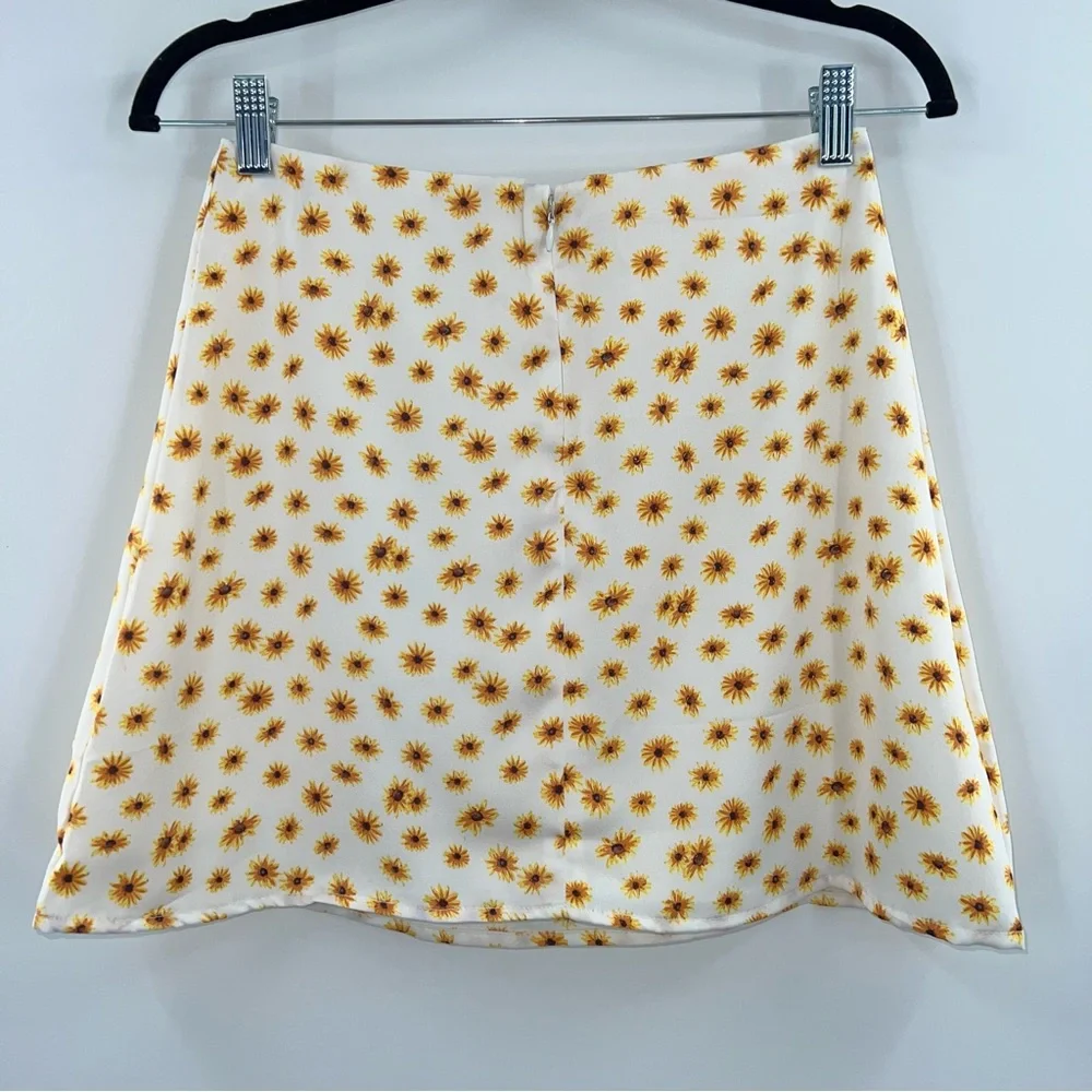 WeWoreWhat NWT Mini Slip Skirt in Ditsy Daisies size Small